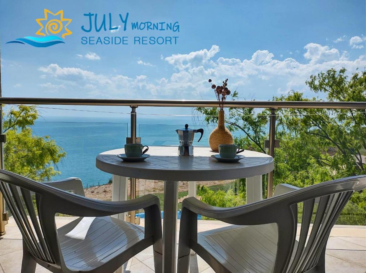 July Morning Seaside 카바르나